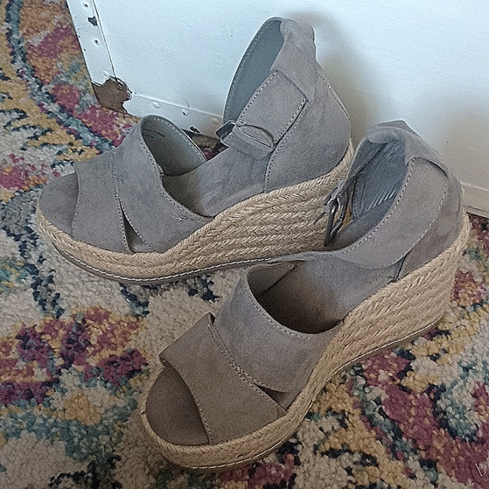 Universal Thread espadrilles style wedge sandals size 8